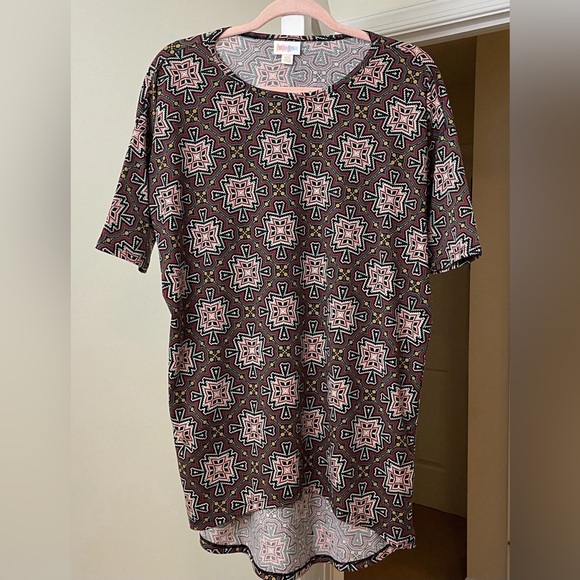 LuLaRoe Tops - ❤️ 3/$15 Geometric Gold and Blue Short Sleeve Tee C